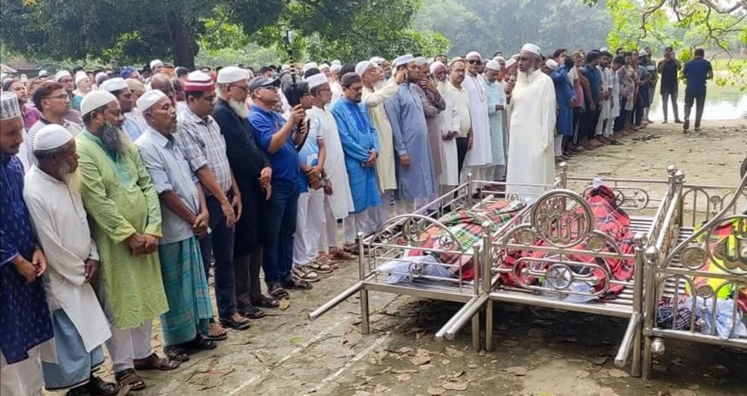 কুমিল্লায় একই সময়ে ৫ জনের দাফন, শোকে স্তব্ধ ২ গ্রাম